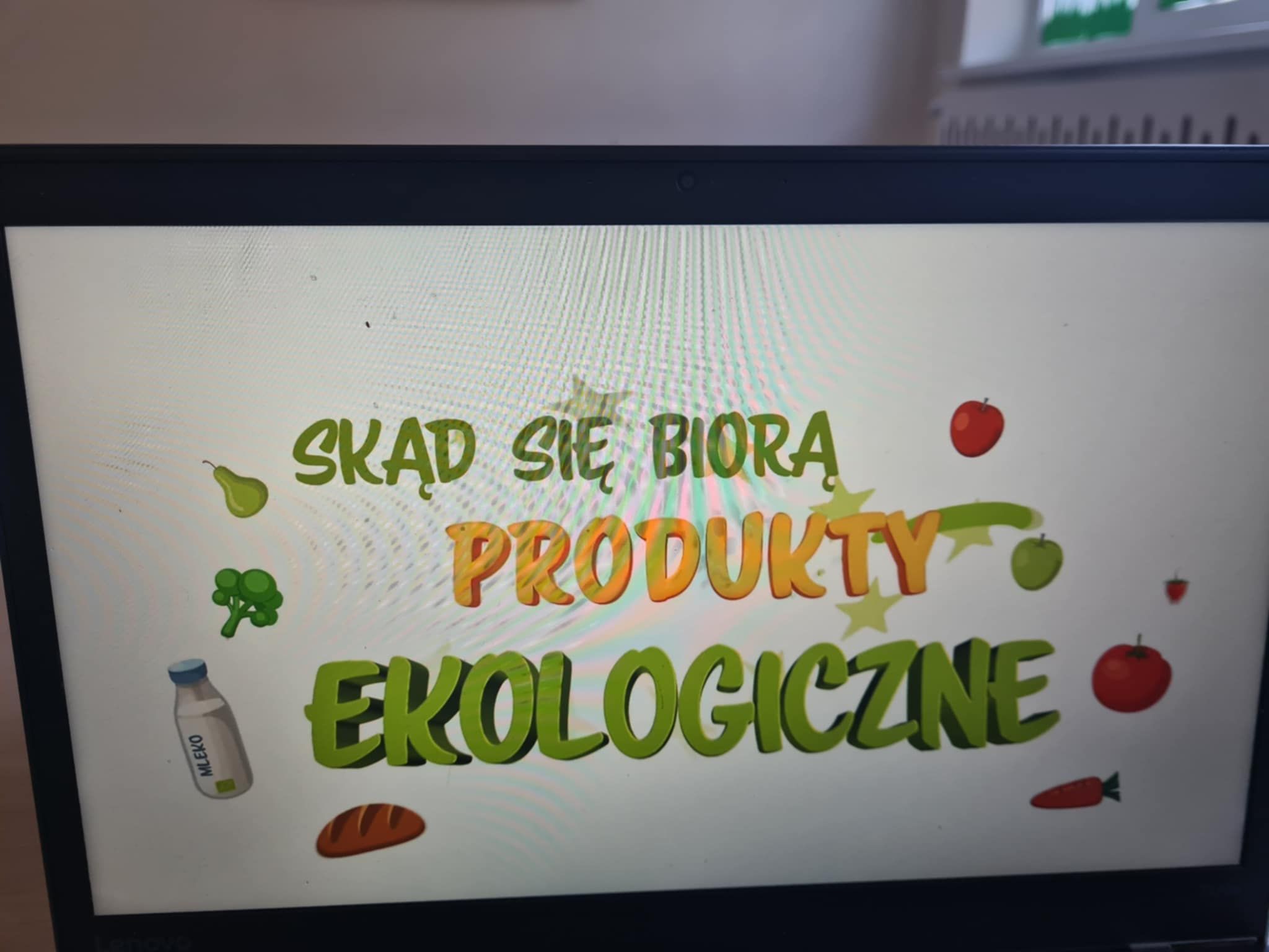 Na tablicy multimedialnej widnieje napis Skąd się biorą produkty ekologiczne"