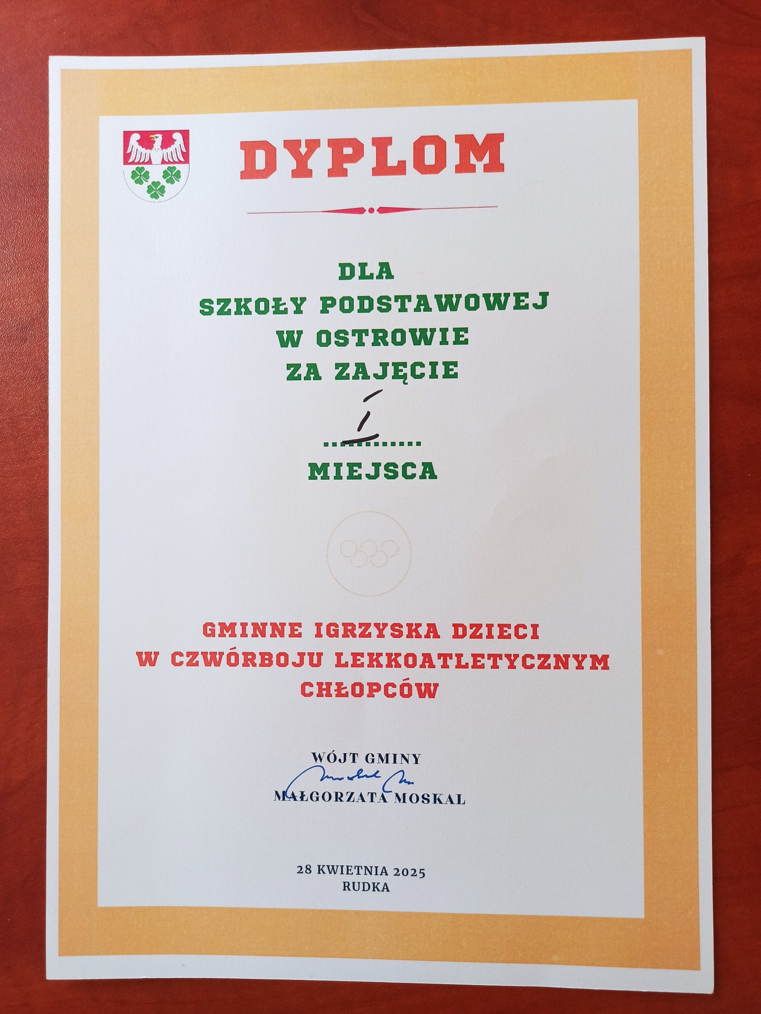 Dyplom dl SP w Ostrowie za zajęcie I miejsca w Gminnych Igrzyskach Dzieci w Czwórboju