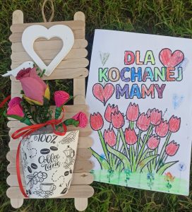 Laurki wykonane przez dzieci dla mam z okazji Dnia Matki