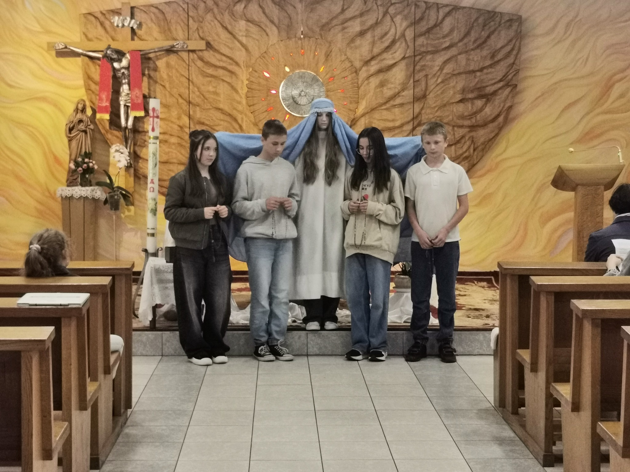 Uczniowie stojący przed ołtarzem w Klasztorze Sióstr Kanosjanek, odgrywający scenkę religijną