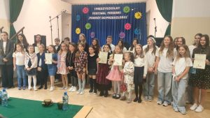 Wszyscy uczniowie biorący udział w I Międzyszkolnym Festiwalu Piosenki