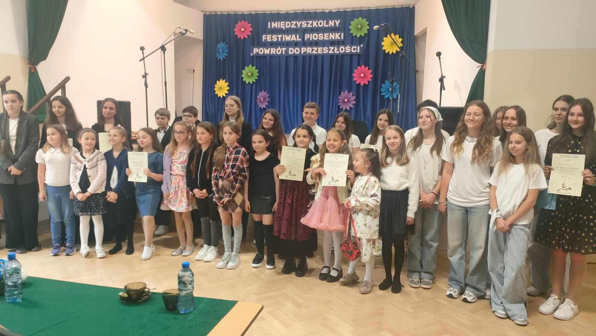 Wszyscy uczniowie biorący udział w I Międzyszkolnym Festiwalu Piosenki