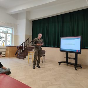 Przedstawiciel wojsk terytorialnych przeprowadzający prelekcję