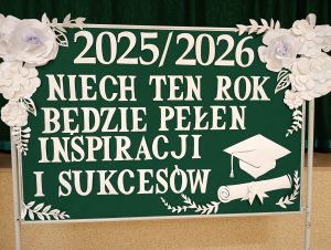 Na tablicy korkowej widnieje napis: Niech ten rok będzie pełen inspiracji i sukcesów