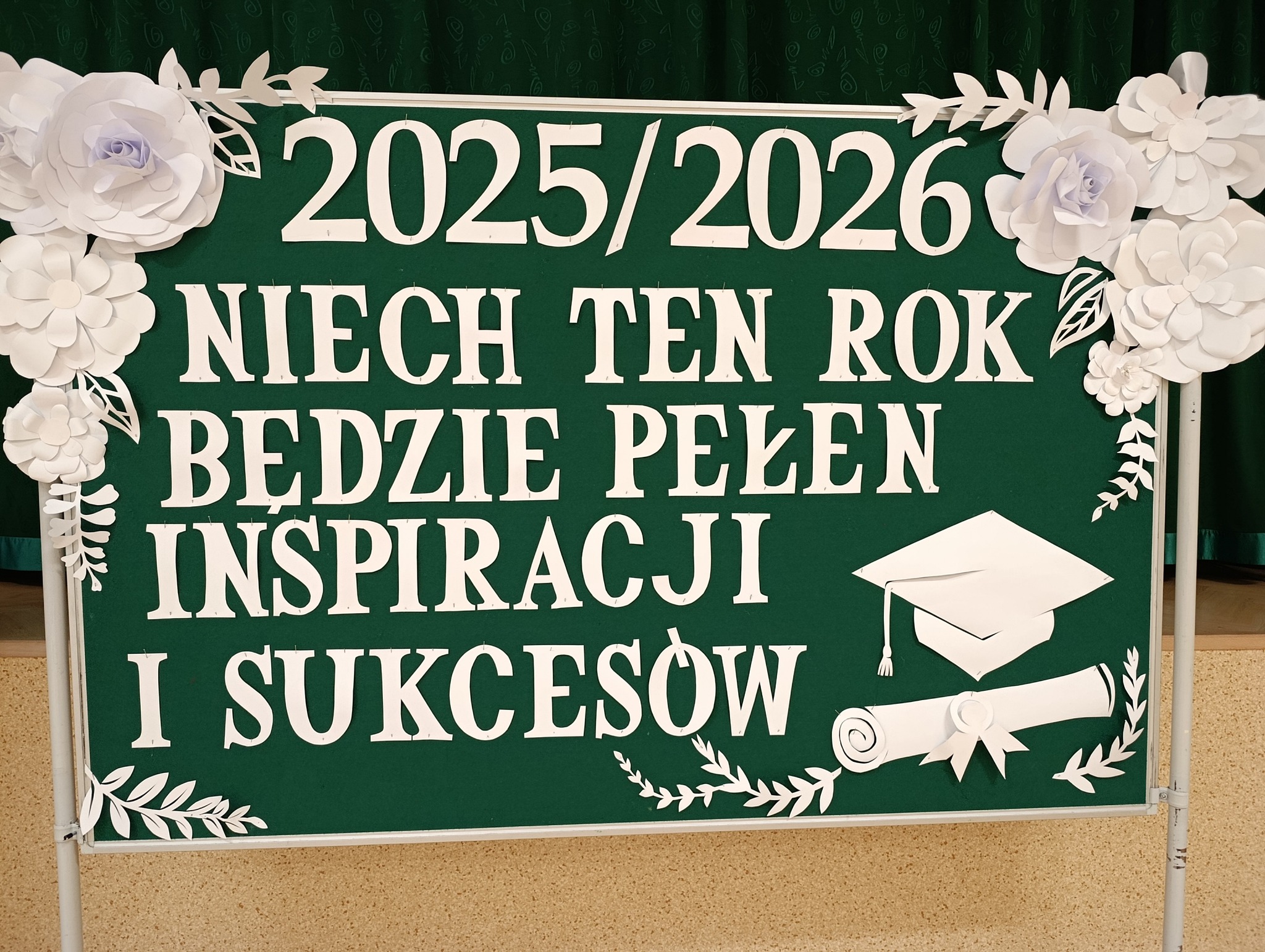 Na tablicy korkowej widnieje napis: Niech ten rok będzie pełen inspiracji i sukcesów