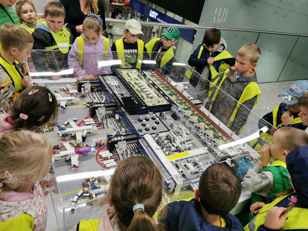 Uczniowie na wycieczce w Krakowie - Balicach, stojący wokół maty przedstawiającej lotniski