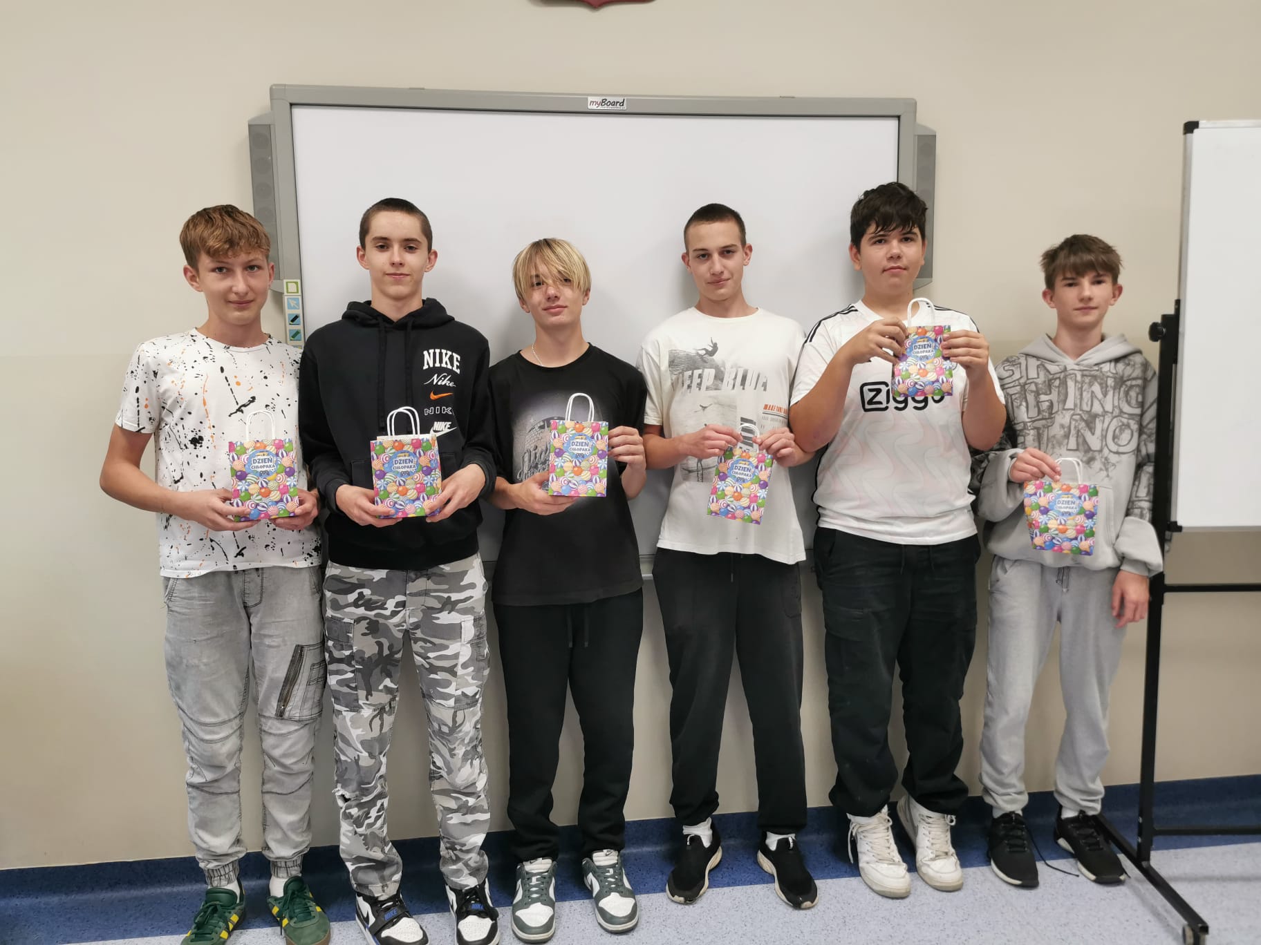 Chłopcy z upominkami na Dzień Chłopaka