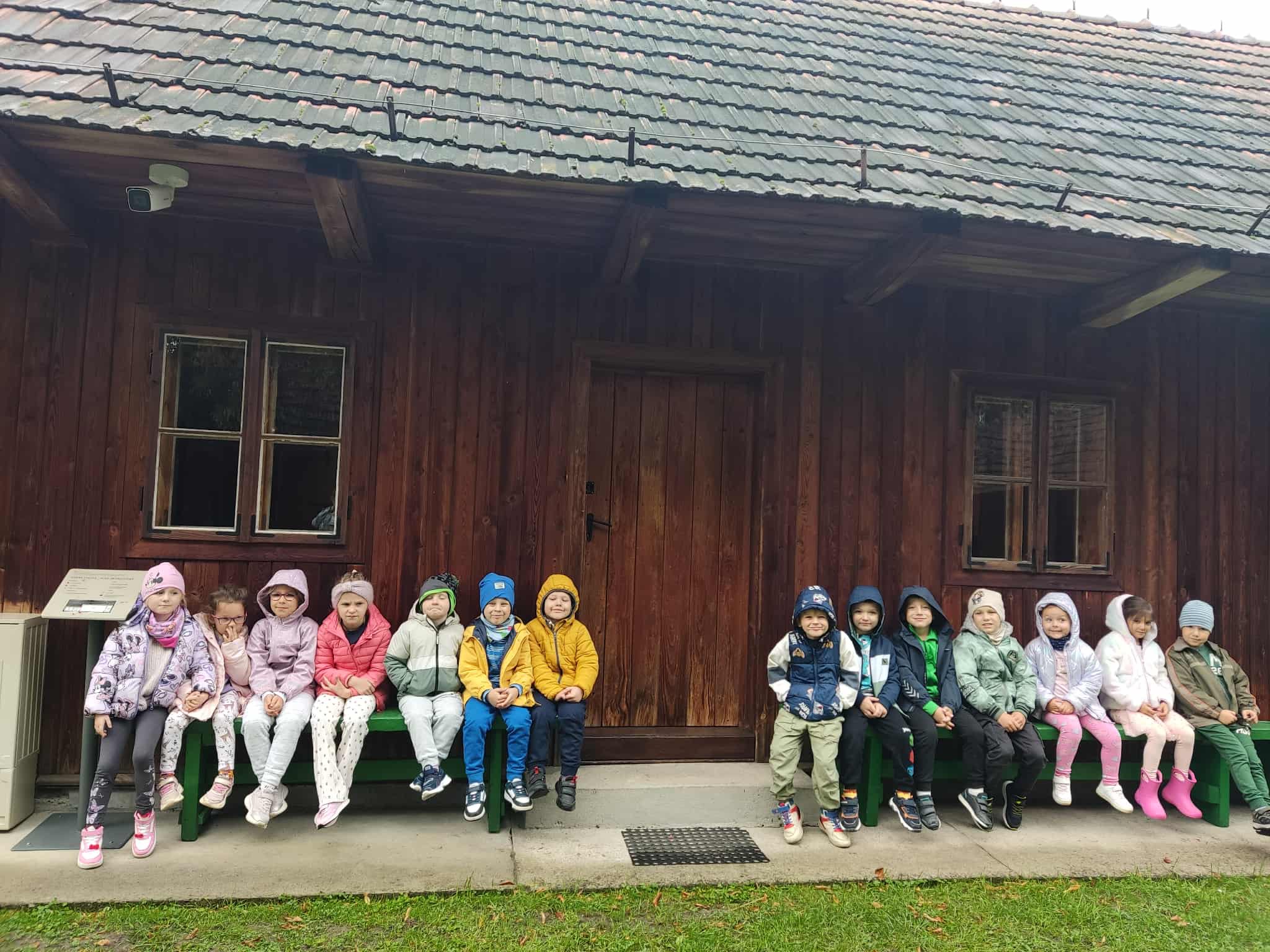 Dzieci z oddziału przedszkolnego przed domem Wincentego Witosa