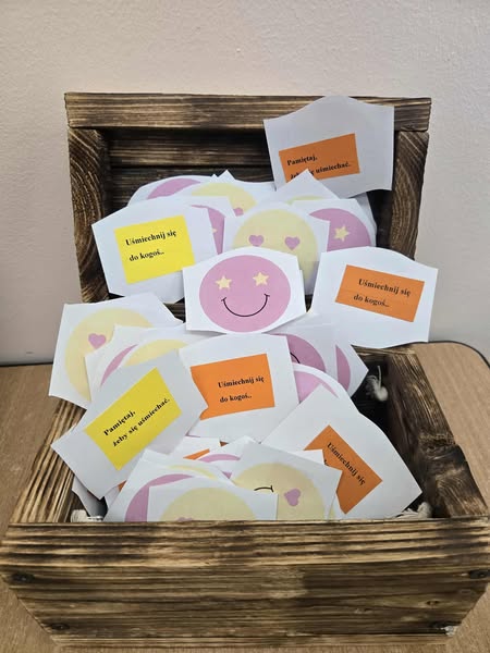 Skrzynka w której znajdują się uśmiechnięte emotikony oraz pozytywne myśli