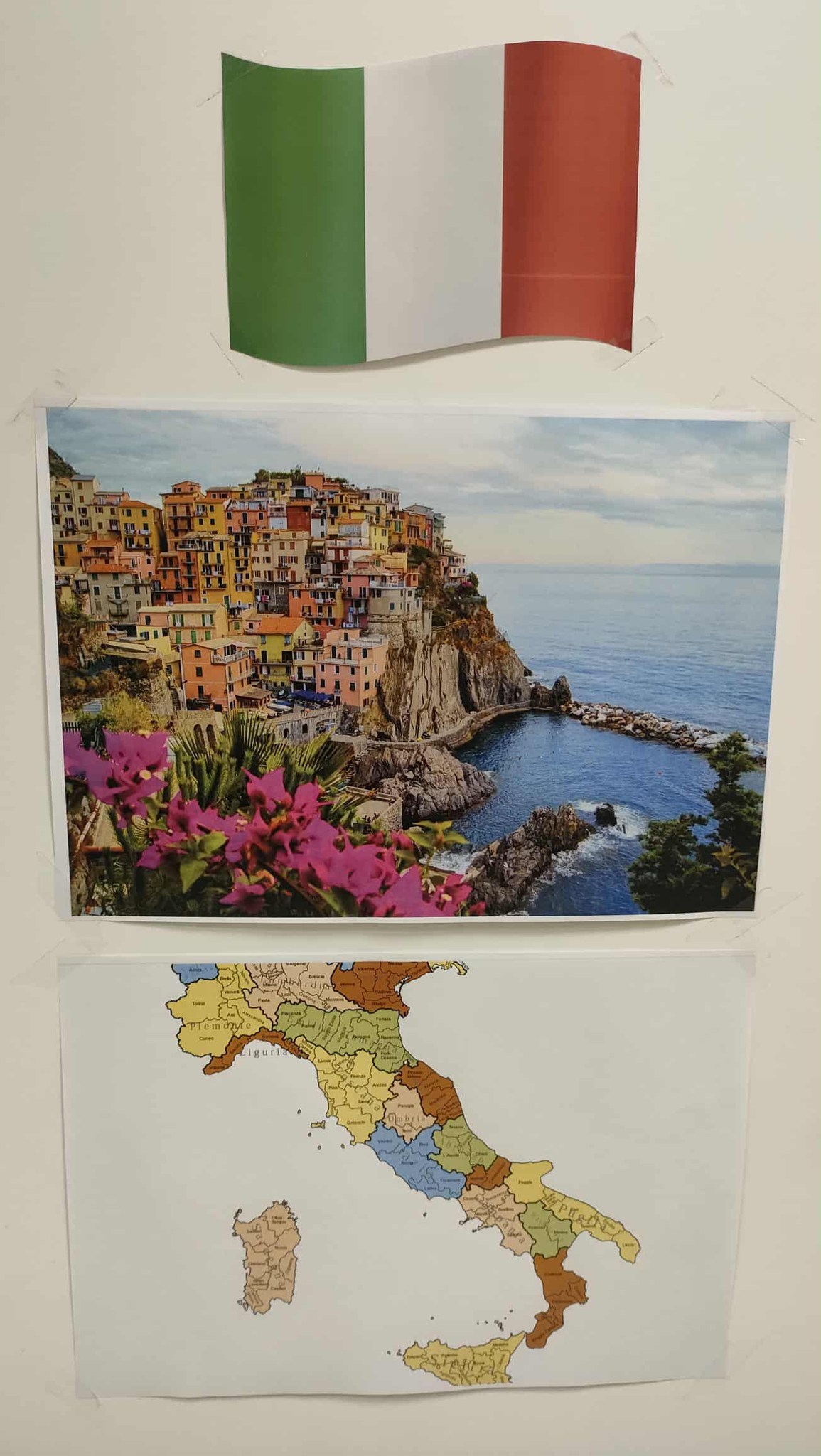 Na drzwiach naklejona flaga Włoch, mapa Włoch