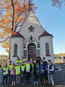 Dzieci stojący przy grobie Wincentego Witosa