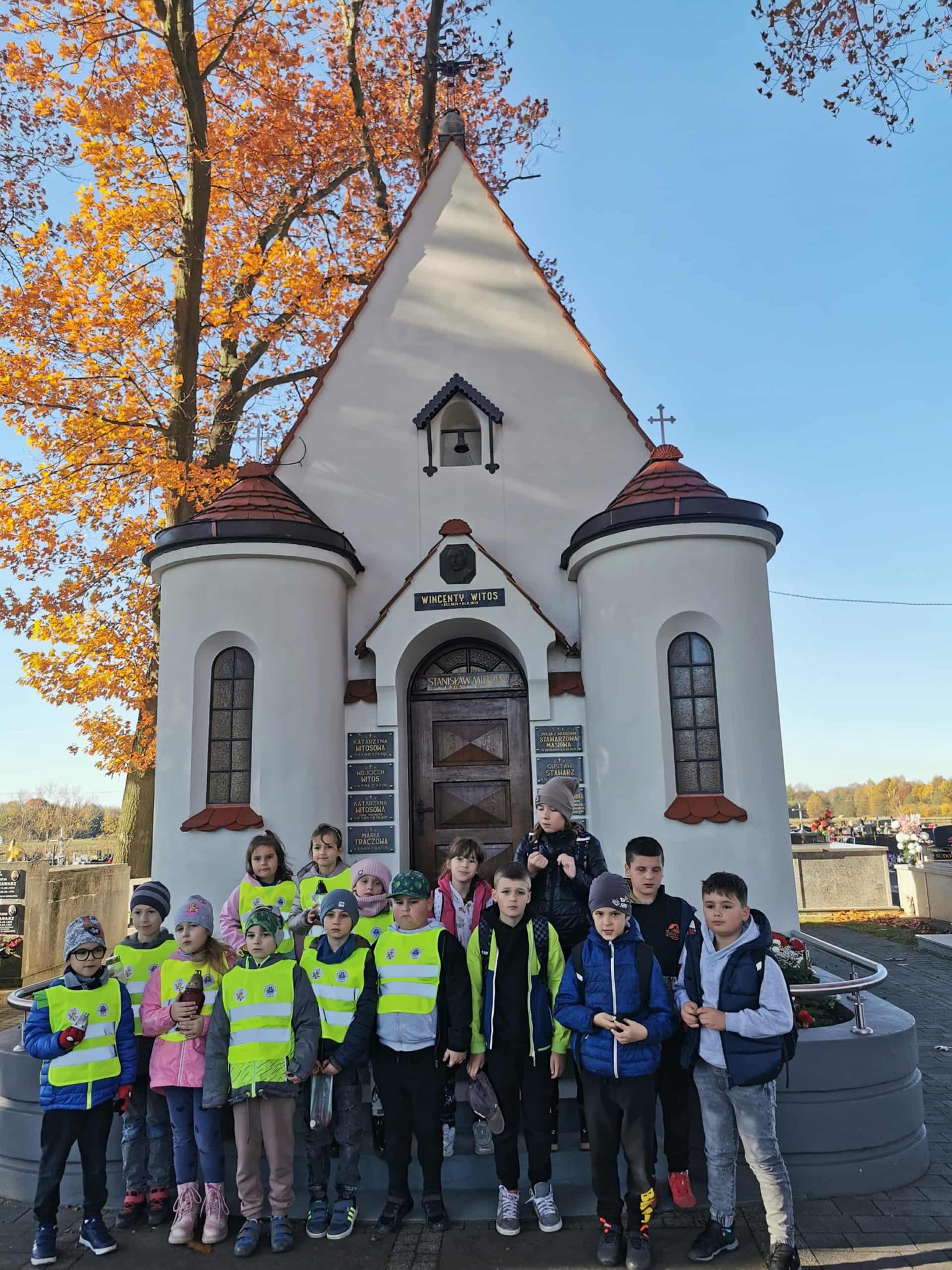 Dzieci stojący przy grobie Wincentego Witosa