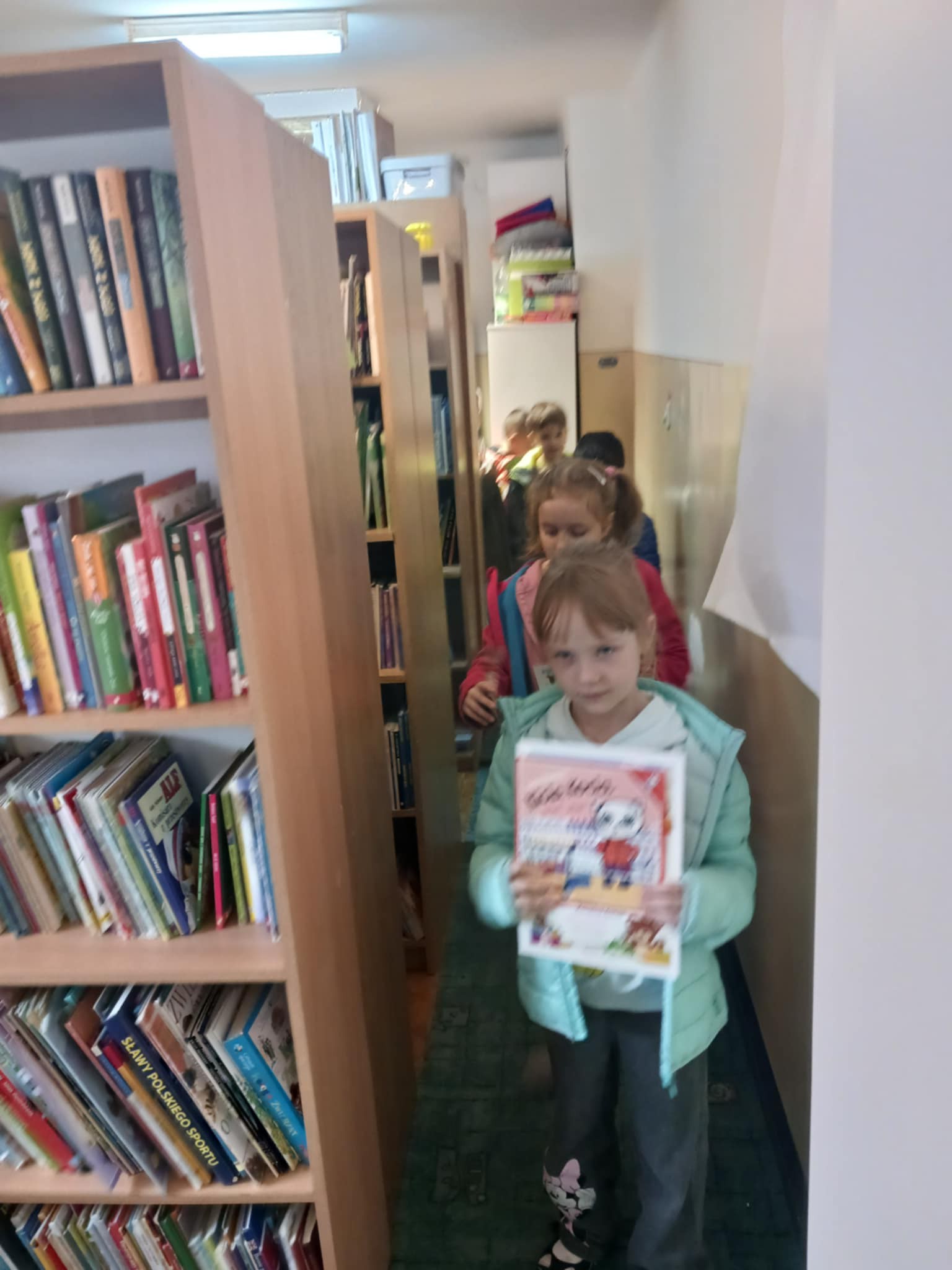 Uczniowie klasy I, pasowani na czytelników w bibliotece szkolnej