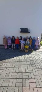 Dzieci stojący przy Tablicy ks. Jana Twardowskiego