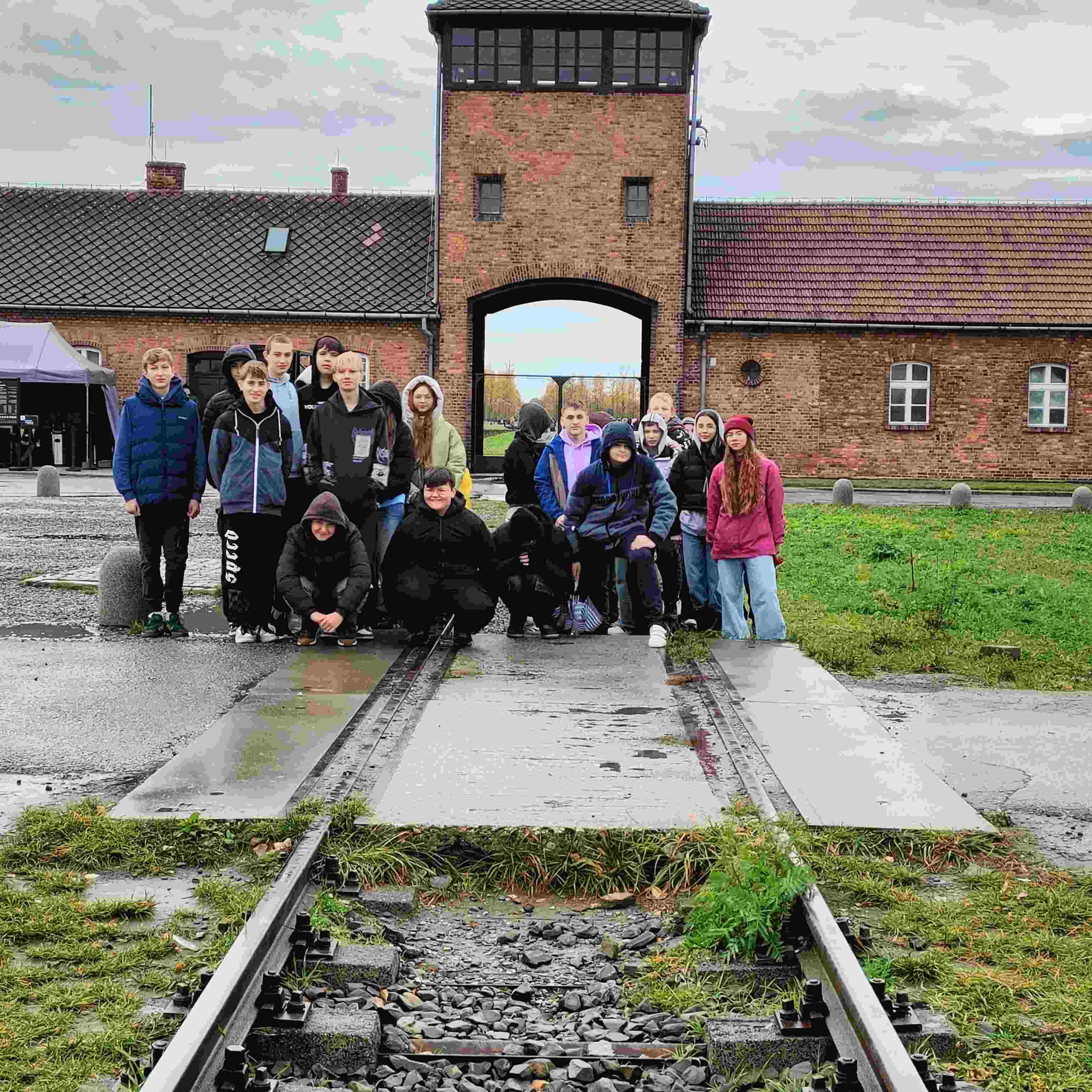 Uczniowie stojący przy obozie w Brzezince