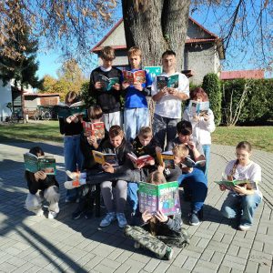 Dzieci czytający książki na przerwie