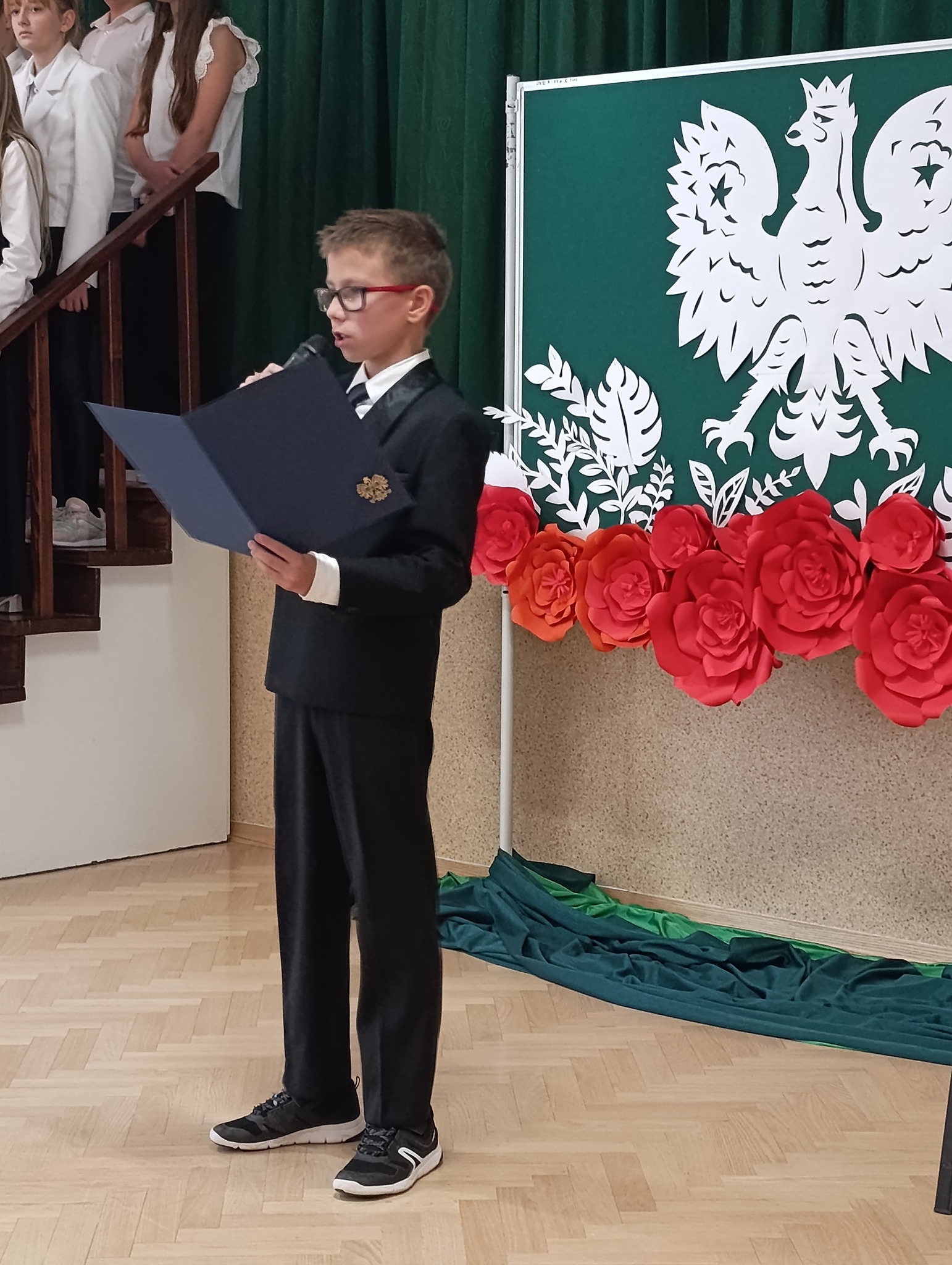 Chłopiec prowadzący akademię z okazji Odzyskania Niepodległości