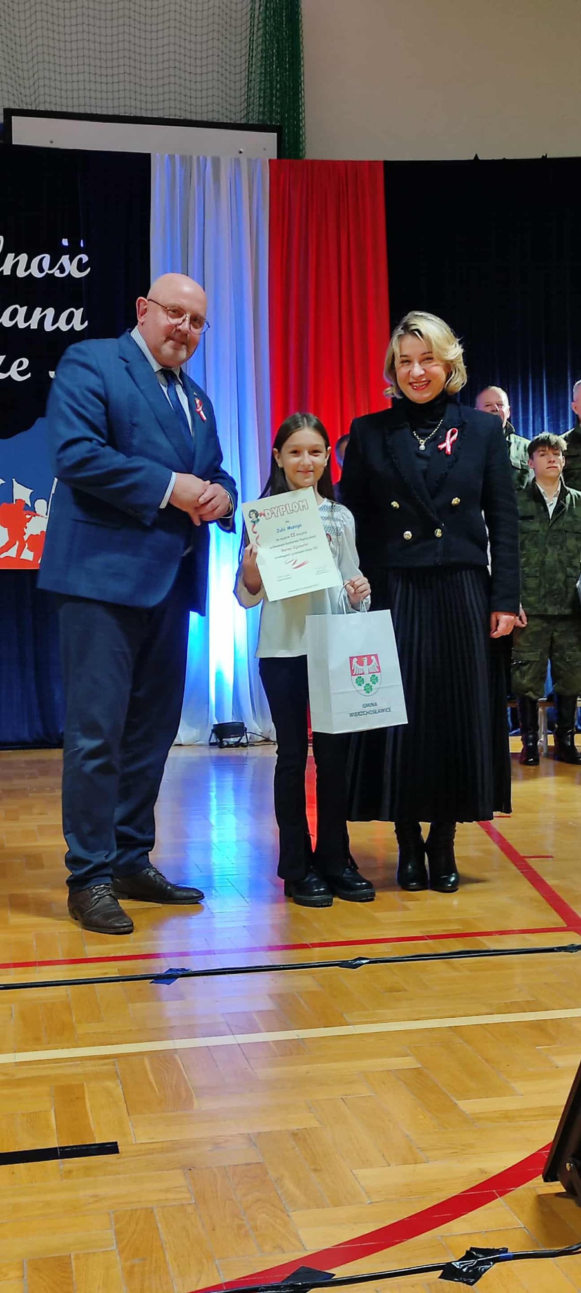 Laureatki Gminnego Konkursu Plastycznego "Barwy ojczyste".