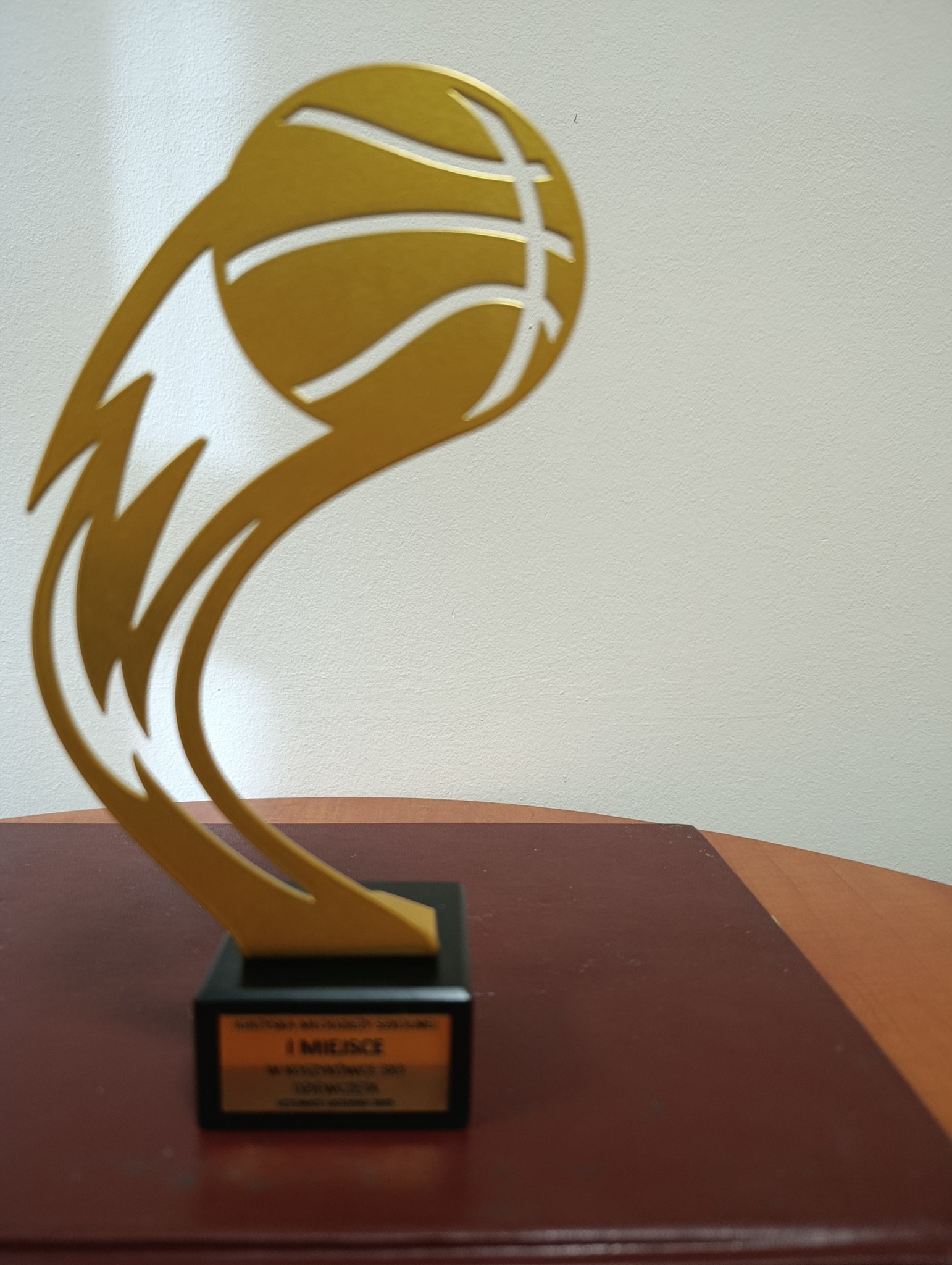 Puchar dla drużyny dziewcząt biorących udział w Igrzyskach Młodzieży Szkolnej