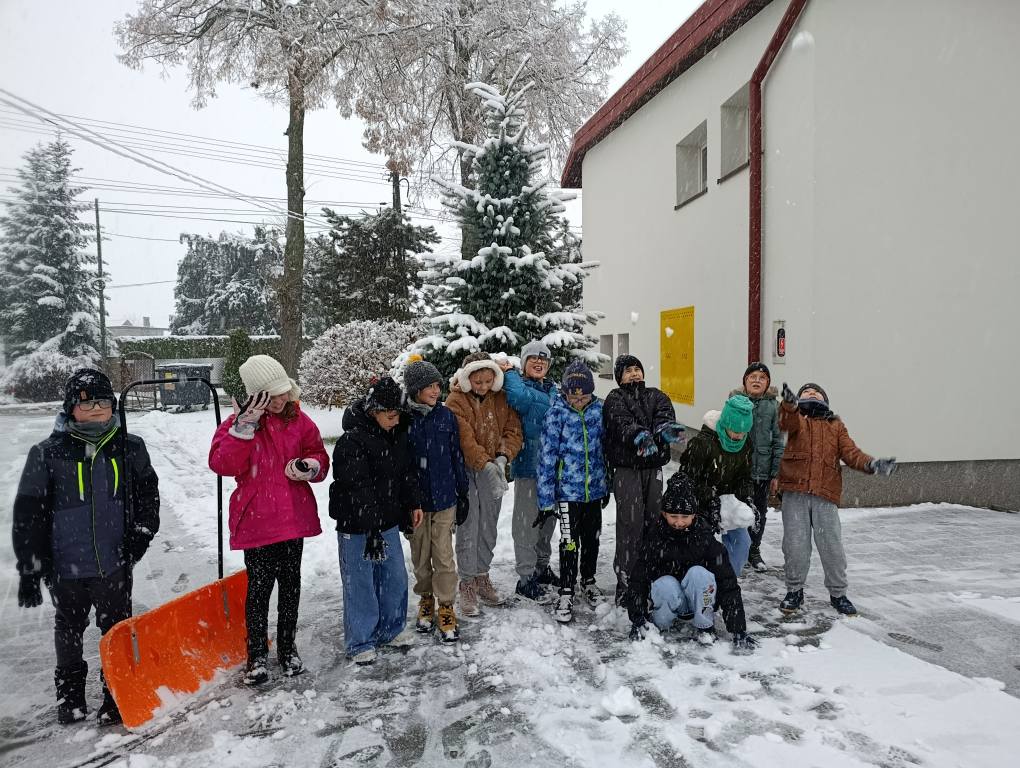 Uczniowie bawiący się na śniegu