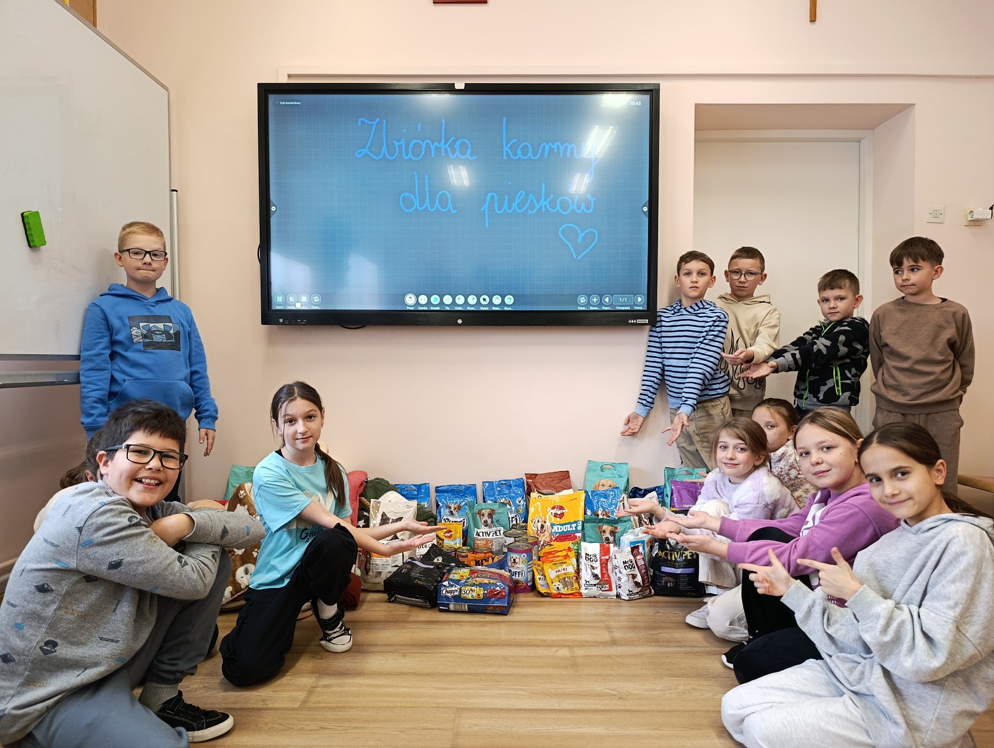 Uczniowie zbierający karmę dla zwierząt