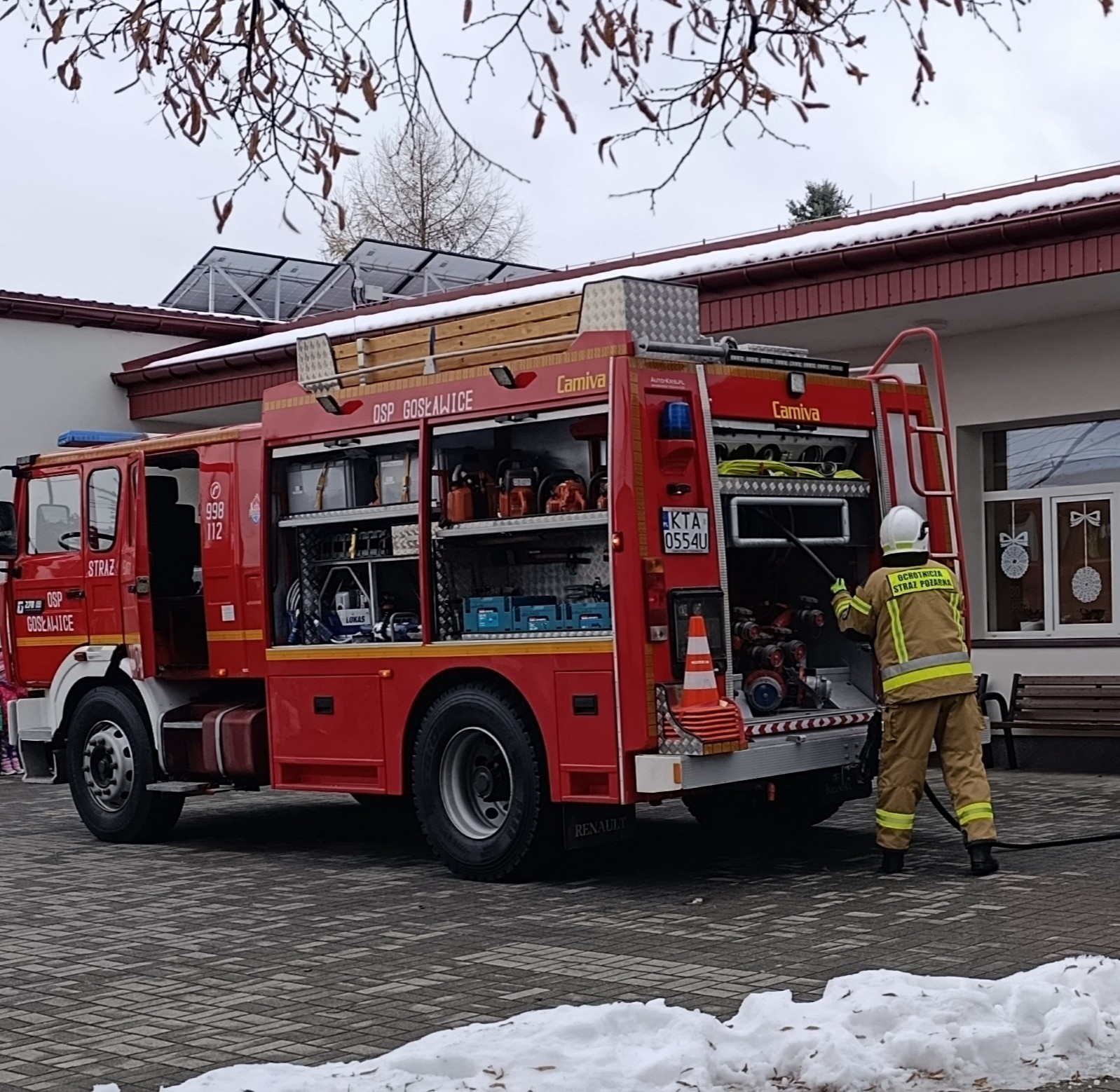 Próbna ewakuacja przeciwpożarowa w Szkole Podstawowej w Ostrowie