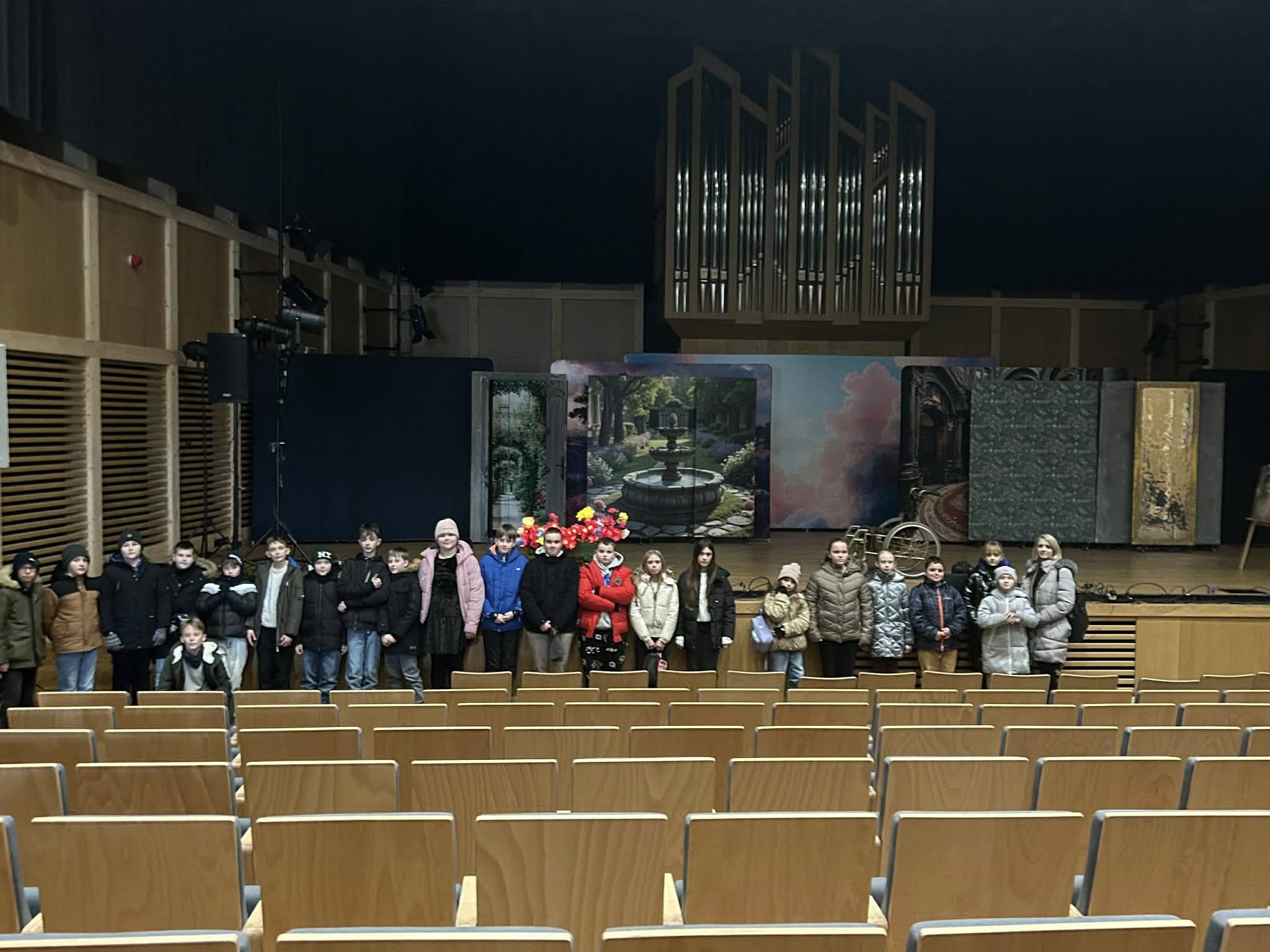 Uczniowie na spektaklu teatralnym "Tajemniczy ogród"