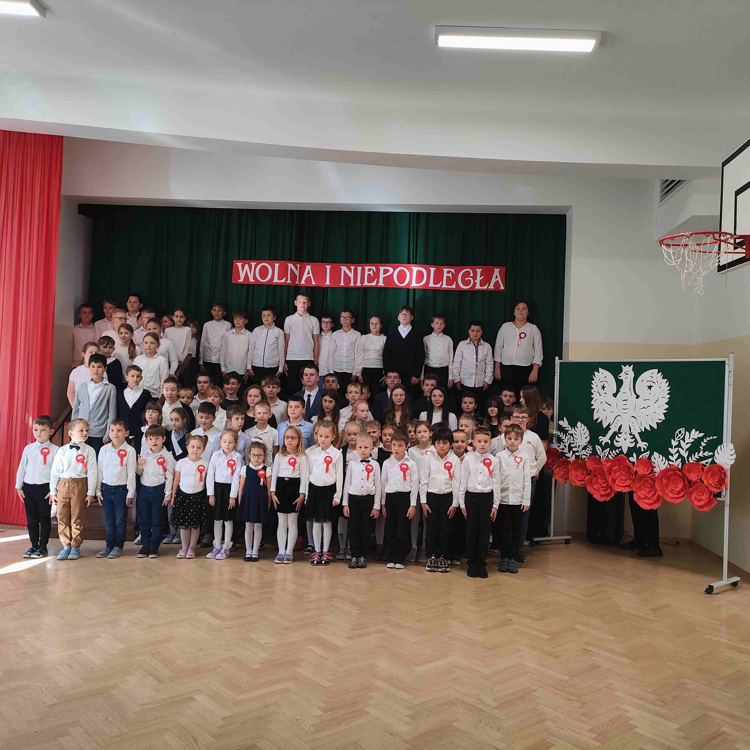 Dzieci biorące udział w akcji #SzkolaDoHymnu