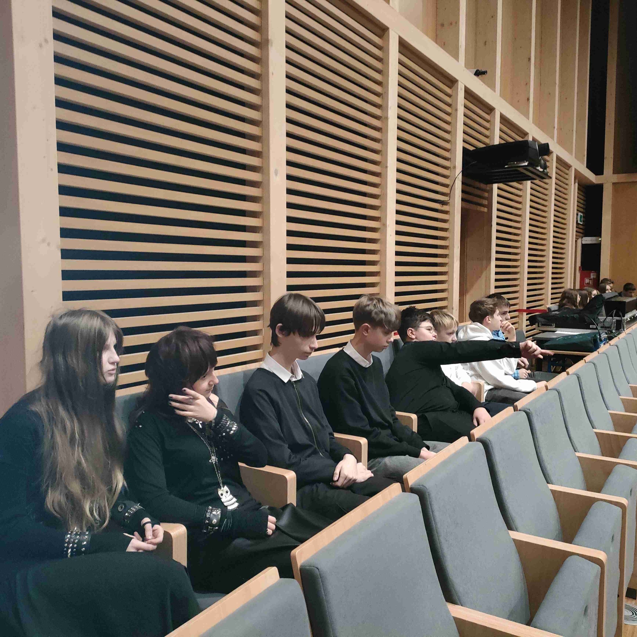 Dzieci z klas 7 - 8 uczestniczący w spektaklu "Zemsta"