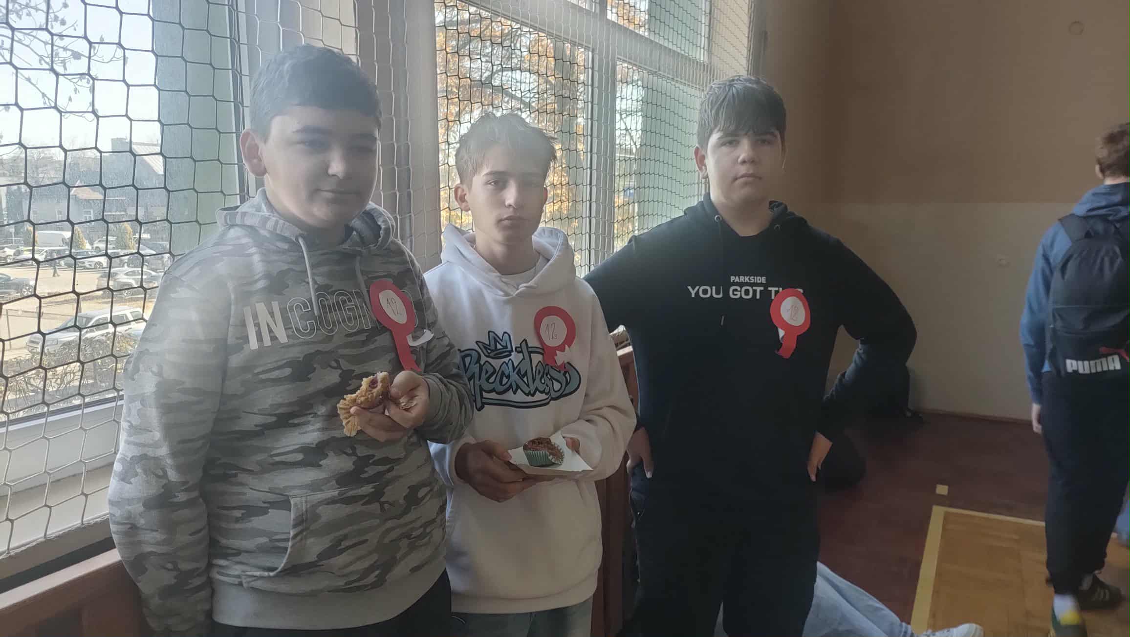 Uczniowie biorący udział w grze miejskiej