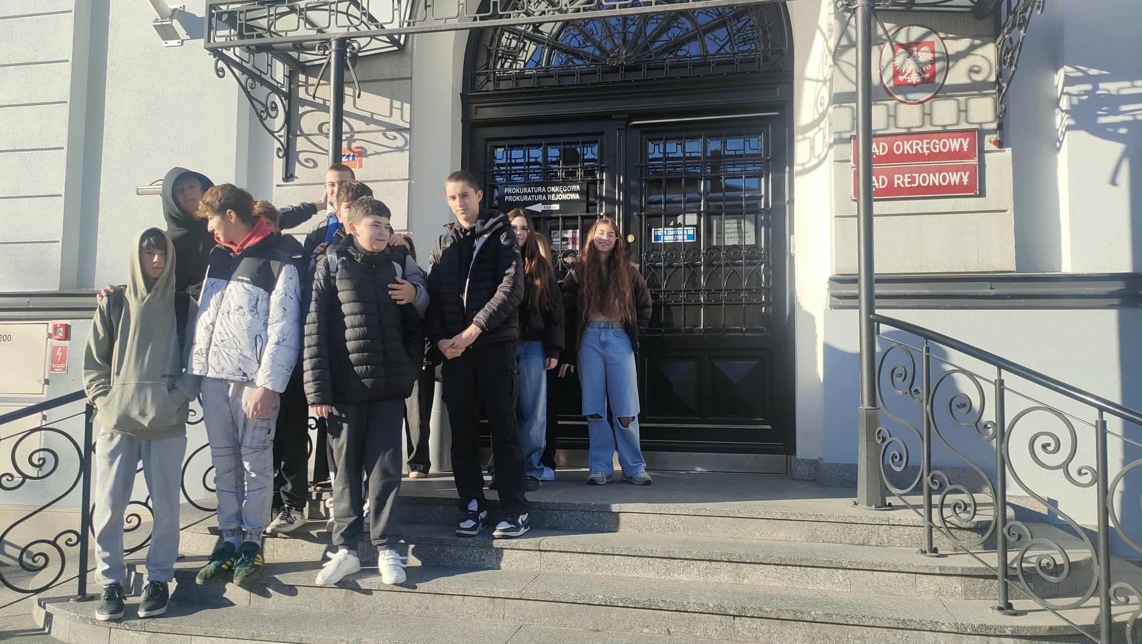 Uczniowie stojący przed sądem w Tarnowie