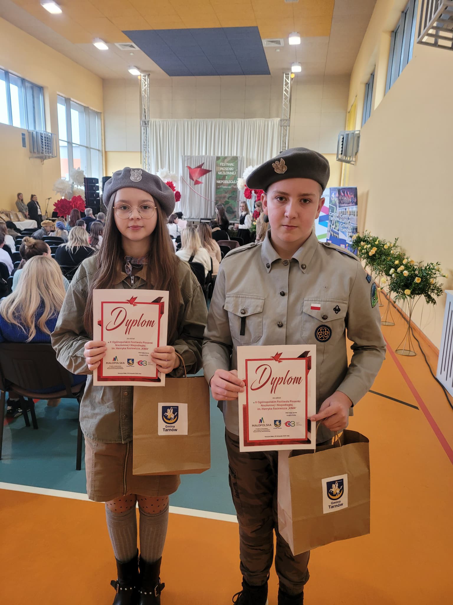 Uczniowie biorący udział w X Ogólnopolskim Festiwalu Piosenki Niezłomnej