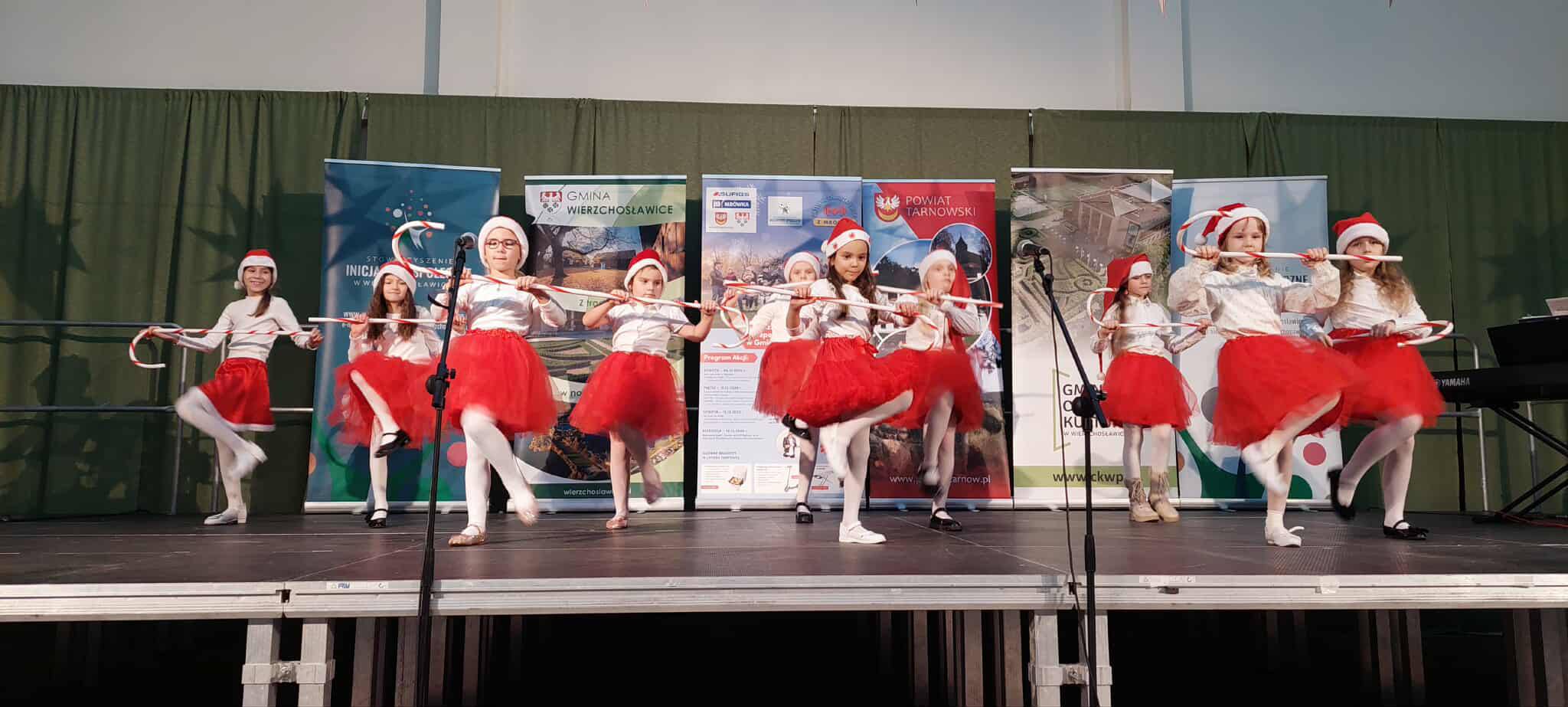 Dziewczynki tańczące podczas Akcji Aktywnie Charytatywnie