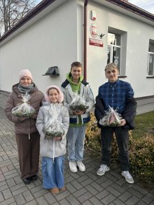 Uczniowie ze SKW odwiedzających starszych i samotnych