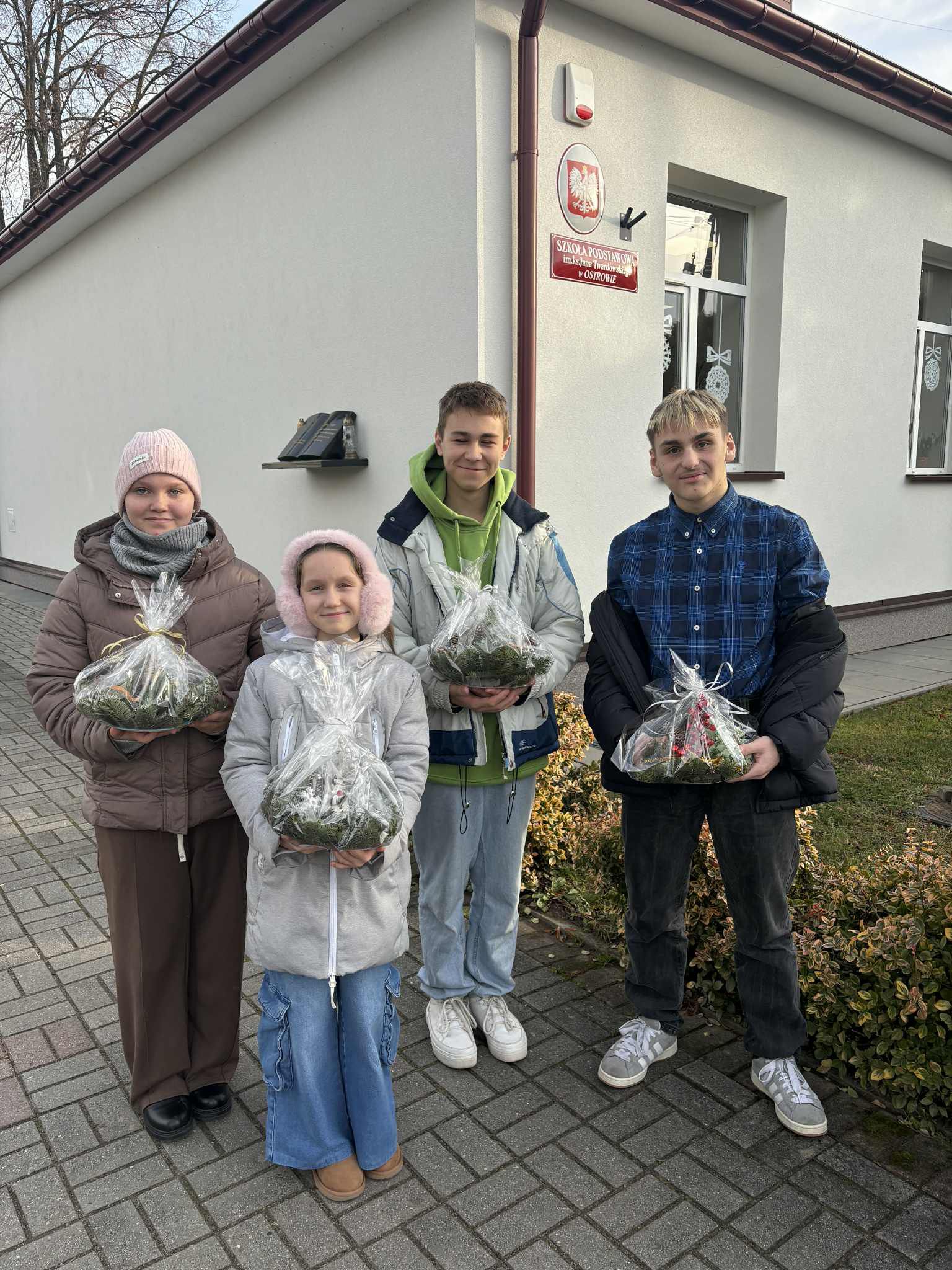 Uczniowie ze SKW odwiedzających starszych i samotnych
