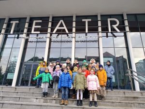 Uczniowie przed tarnowskim teatrem