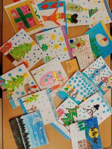 Świąteczne pocztówki przygotowane przez uczniów