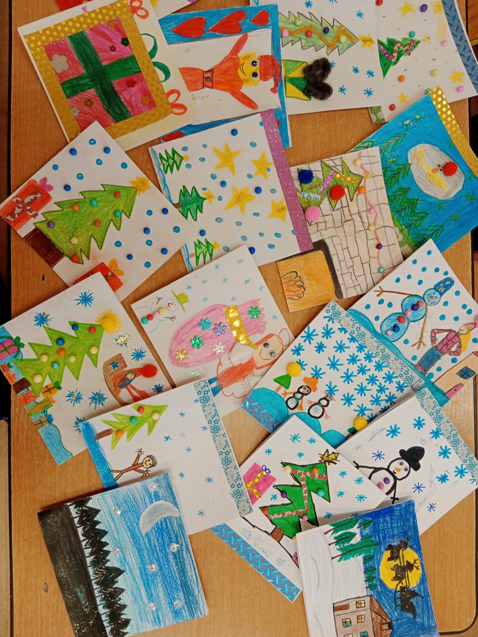 Świąteczne pocztówki przygotowane przez uczniów
