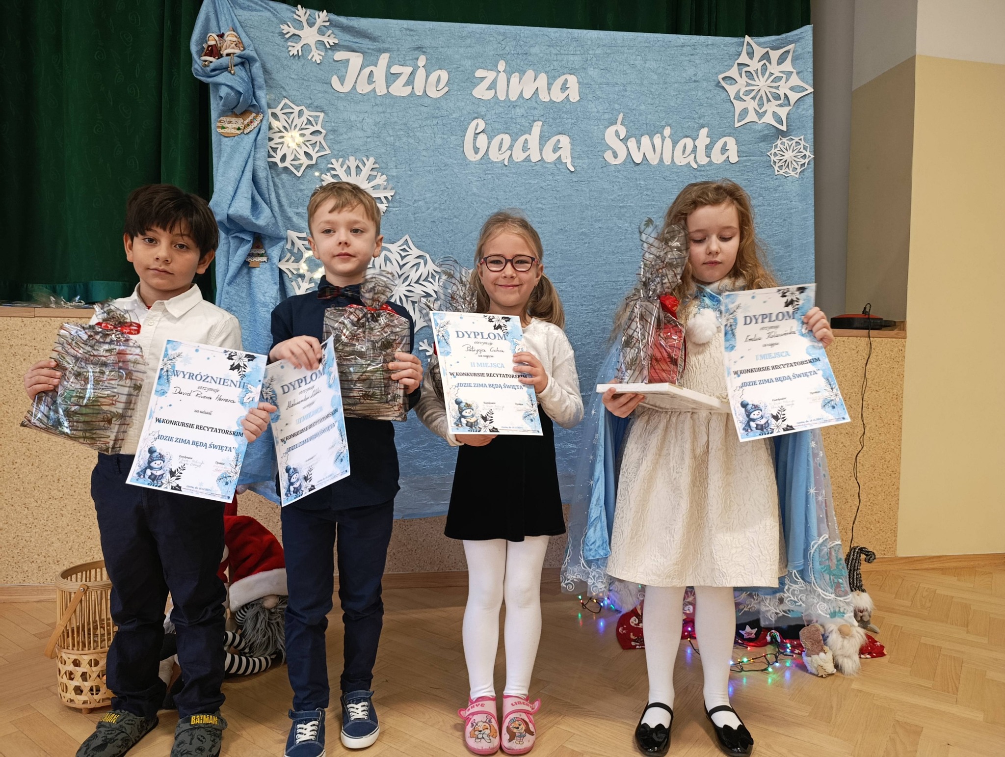 Uczniowie biorący udział w konkursie "Idzie zima, będą święta.