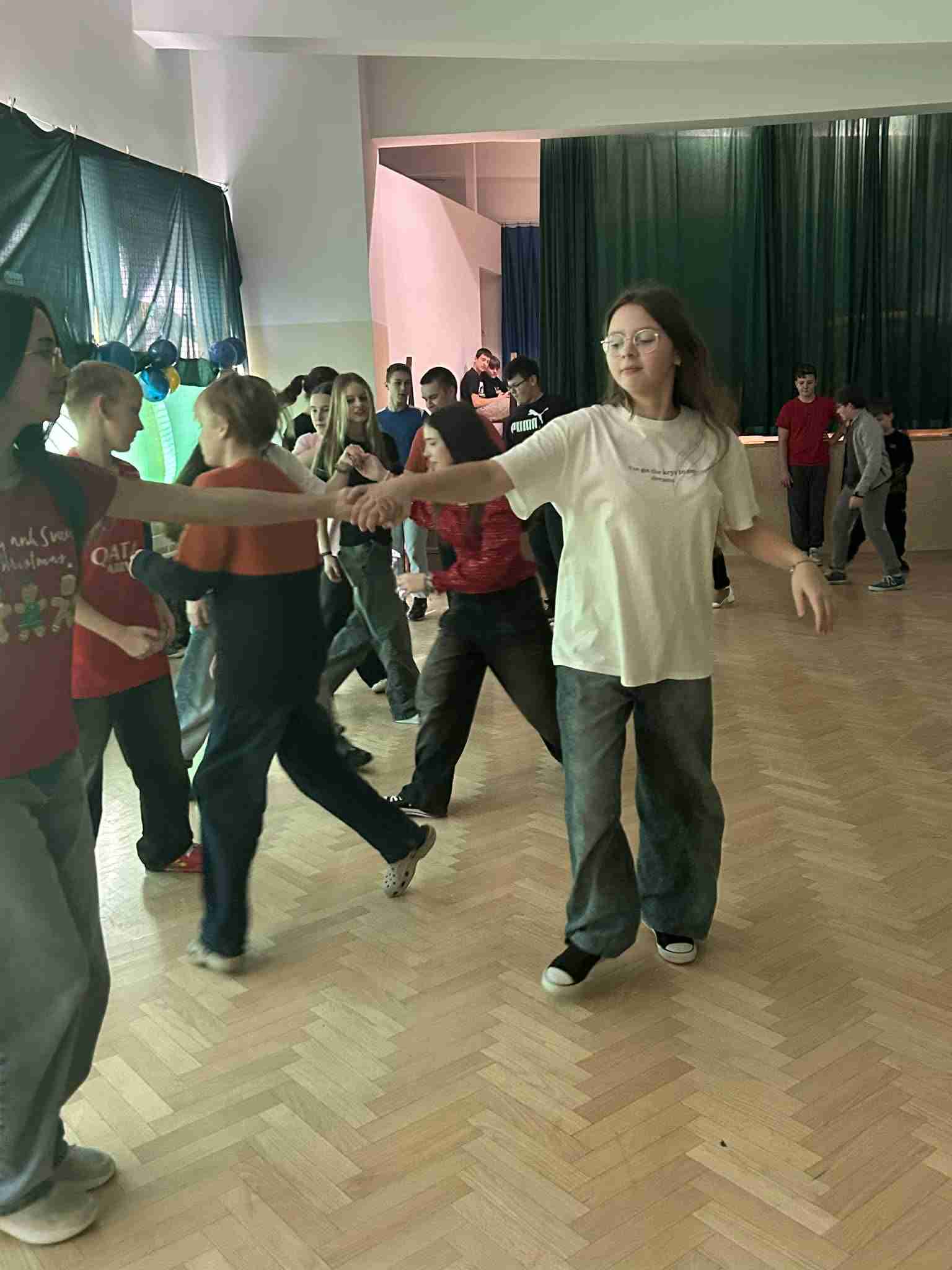 Uczniowie którzy tańczą belgijkę na zabawie mikołajkowej