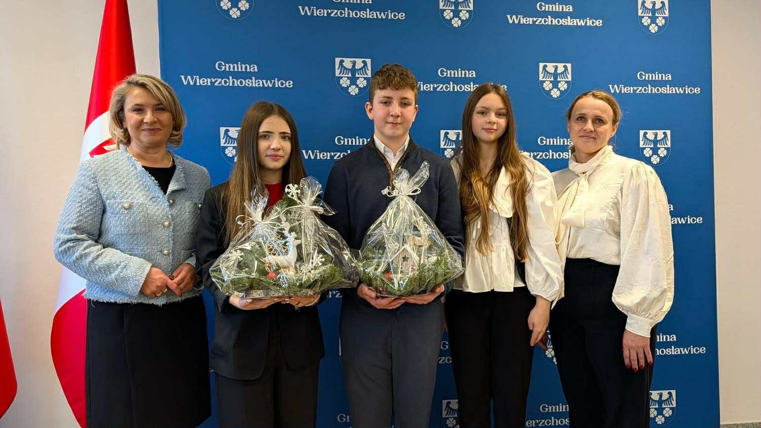 Uczniowie z życzeniami świątecznymi u Pani Wójt