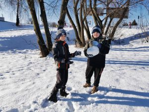 Zabawy na śniegu uczniów klasy II