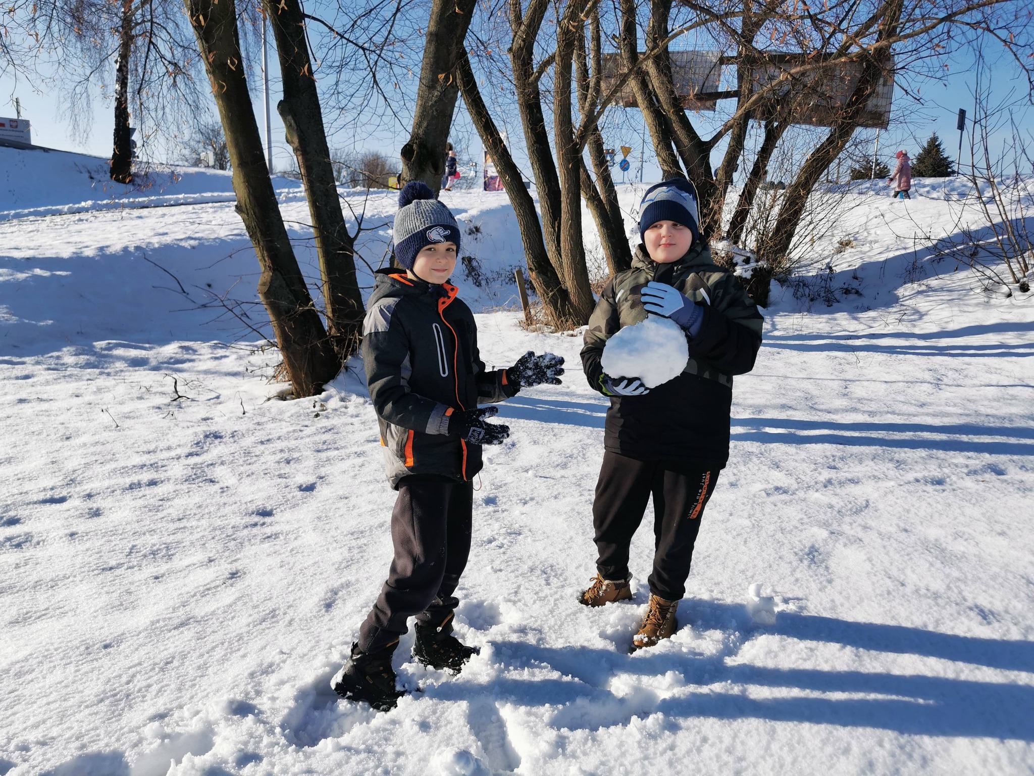 Zabawy na śniegu uczniów klasy II
