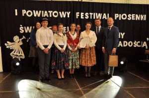 Uczniowie występujący podczas Festiwalu Piosenki Świątecznej
