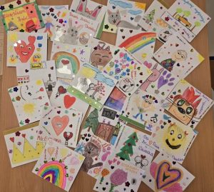 Kartki wykonane przez uczniów dla seniorów