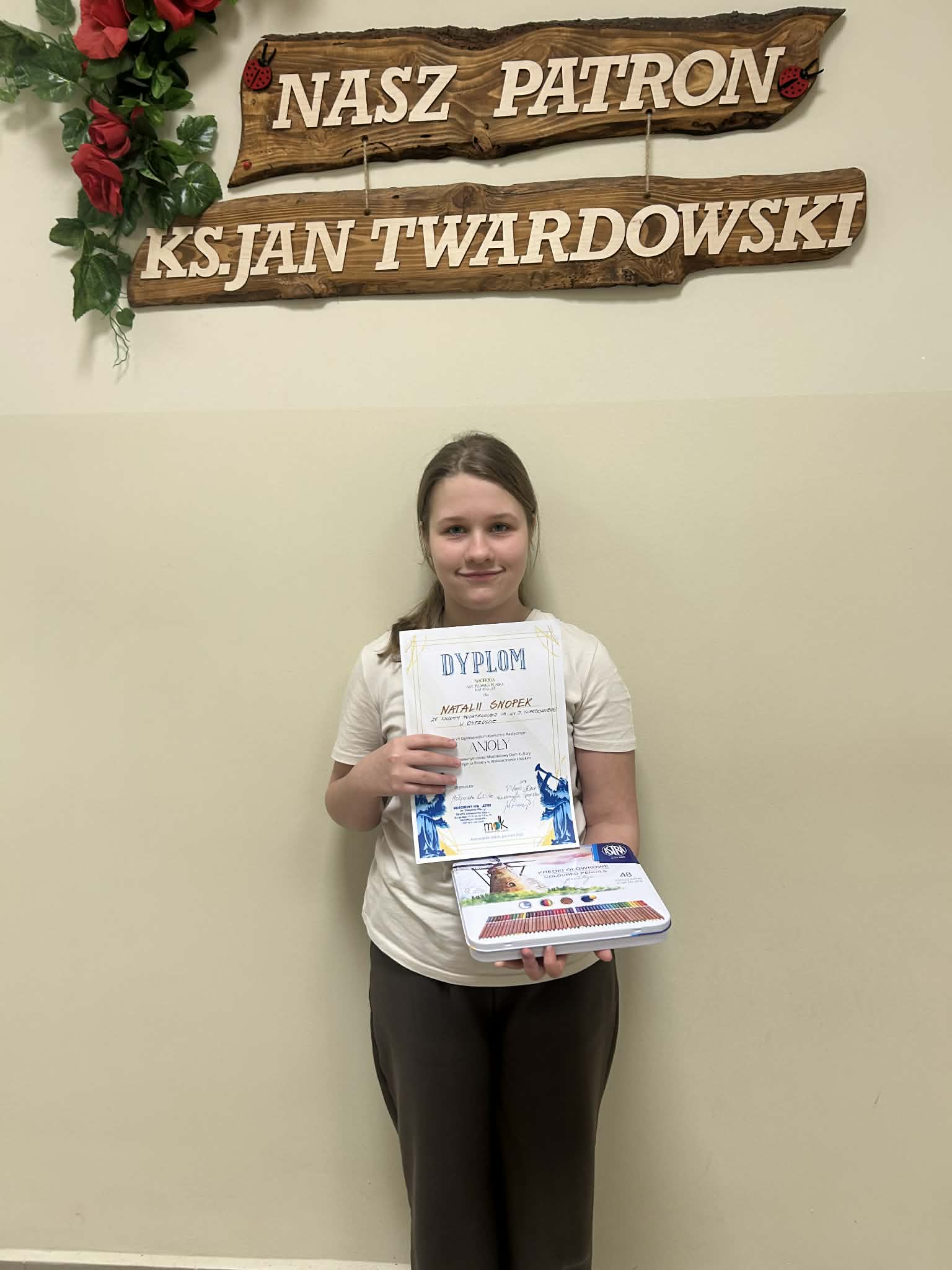 Natalia z nagrodą i dyplomem za udział w Konkursie Plastycznym