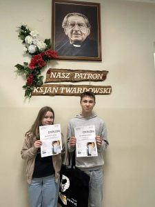 Uczniowie wyróżnieni w wernisażu XIV Konkursu Międzyszkolnego w Państwowym Liceum Sztuk Plastycznych w Tarnowie.