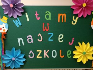 Napis Witamy w naszej szkole z okazji Dnia Otwartego