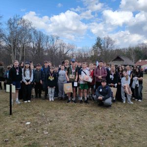 Uczniowie biorący udział w żywej lekcji historii w Wierzchosławicach