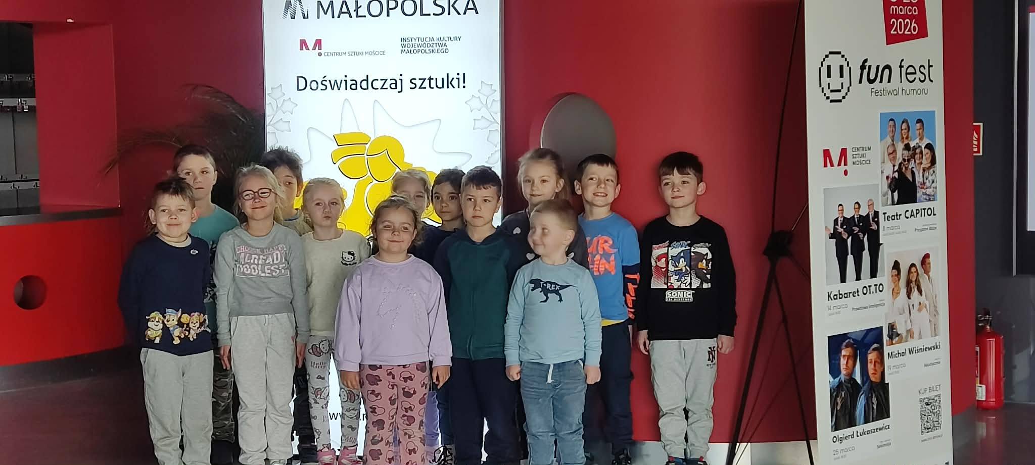 Uczniowie w Mościckim Centrum Kultury na przedstawieniu Pchła Szachrajka